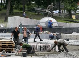 Reconstruction work at the monument to Valery Lobanovsky