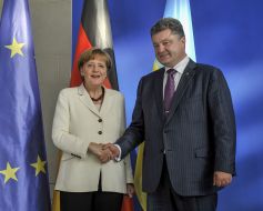 Petr Poroshenko and Angela Merkel