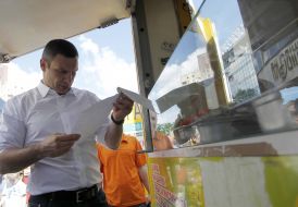 Vitali Klitschko near shopping stall