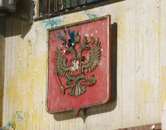Russian coat of arms pelted with eggs