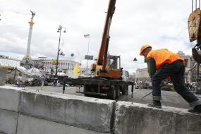 Комунальники встановлюють бетонні плити на вул. Хрещатик