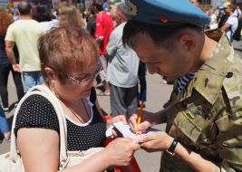 People during the mourning rally