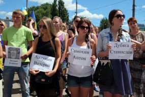 People during the mourning rally