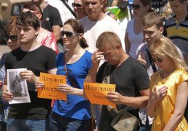 People during the mourning rally