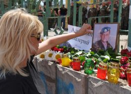 People during the mourning rally