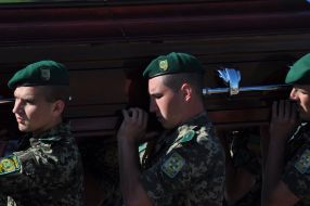 Farewell to the dead by border guards
