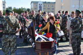 Farewell to the dead by border guards