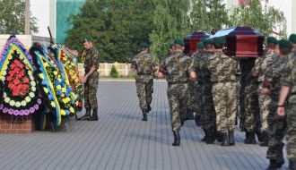 Farewell to the dead by border guards