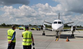 Літак в аеропорті