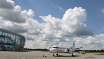 Літак в аеропорті