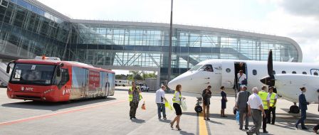 Літак в аеропорті