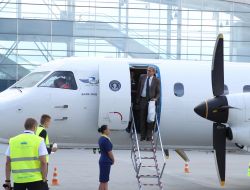 Літак в аеропорті