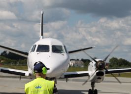 Літак в аеропорті