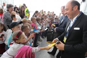 Діти роздають листівки