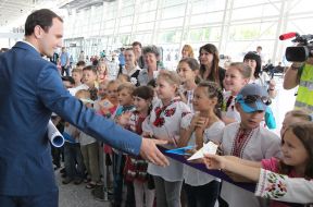 Діти роздають листівки