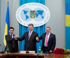 Pavel Klimkin, Petr Poroshenko and Andrey Deshchitsa