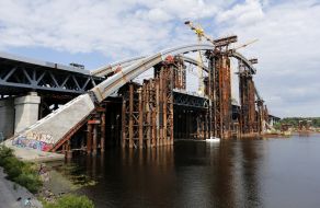 Raising the last part of the arch over Podolsko Resurrection bridge crossing.