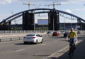 Raising the last part of the arch over Podolsko Resurrection bridge crossing.