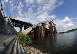 Raising the last part of the arch over Podolsko Resurrection bridge crossing.