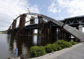 Raising the last part of the arch over Podolsko Resurrection bridge crossing.