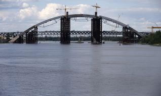 Raising the last part of the arch over Podolsko Resurrection bridge crossing.