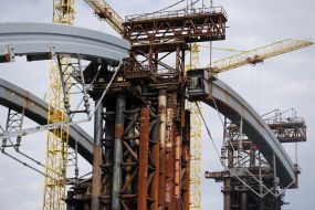 Raising the last part of the arch over Podolsko Resurrection bridge crossing.