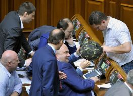 Народні депутати України розглядають каску