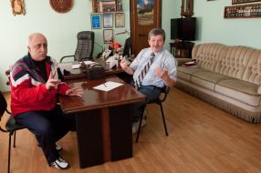 Александр Шацкий общается с осужденным