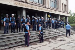 Militiamen outside the Court of Appeal