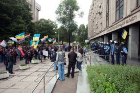 Militiamen outside the Court of Appeal