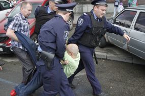 Policemen detain Vitaly Chernyakhovsky