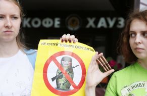 Protesters "Do not buy Russian!"