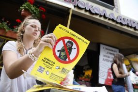 Protesters "Do not buy Russian!"