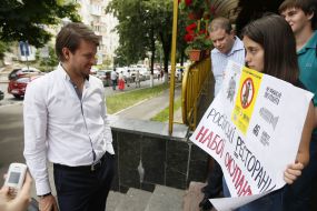 Protesters "Do not buy Russian!"