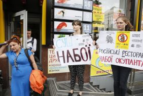 Protesters "Do not buy Russian!"