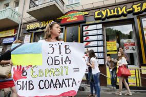 Protesters "Do not buy Russian!"