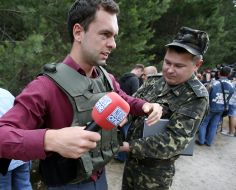 Представитель СМИ примеряет бронежилет