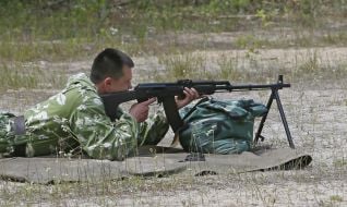 Военнослужащий стреляет из автомата