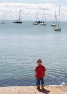 Ребенок стоит на пирсе