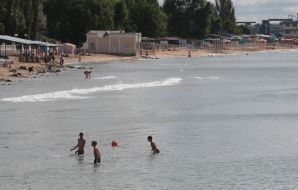 Дети купаются в море