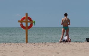 Люди на пляже в Евпатории