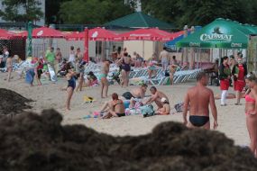 Люди на пляже в Евпатории