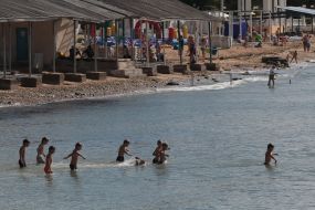 Дети купаются в море