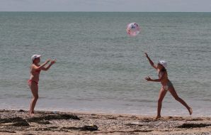 Люди на пляже в Евпатории