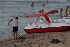 Люди на пляже в Евпатории