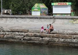 Люди на пляже в Евпатории