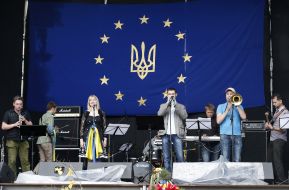 Музыканты исполняют гимн Европейского Союза 