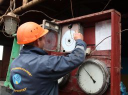 A worker checks the pressure in the gas pipe