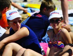 Отдыхающие на пляже