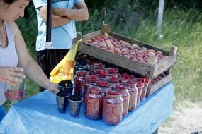 The people sell fruits 